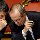 Renzi (izquierda) habla con el ministro de Economía, Pier Carlo Padoan, durante un debate parlamentario en el Senado, el 24 de febrero del 2014, en Roma.