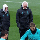 Zidane y Bettoni, su ayudante, observan a Ronaldo durante el entrenamiento de este sábado en Valdebebas.