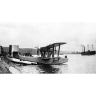 Fotografía en blanco y negro de famoso avión Latham 47 del explorador noruego Roald Amundsen.