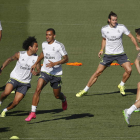 Los jugadores del Real Madrid durante el entrenamiento de ayer en Valdebebas.