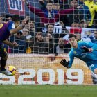 Courtois trata de adivinarle un penalti a Luis Suárez