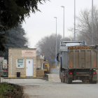 Un camión con remolacha entra en la fábrica de La Bañeza, en una imagen de archivo. MARCIANO PÉREZ