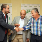 Merino, de Magdala Investment (izquierda) firma el acuerdo con Pérez y López, de UPA.