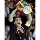 Casillas, sostiene el preciado trofeo | Kerim Okten