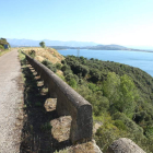 La carretera a su paso por el pantano de Bárcena.