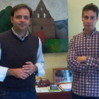 Rodríguez (izquierda), junto al alcalde de Villablino.