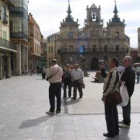 Un turista graba imágenes de la plaza Mayor de Astorga con su videocámara.