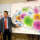 Ángel Calvo y Juan Martínez Majo muestran el mapa provincial