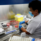 Una sanitaria en el área de PCR del laboratorio del Caule. MARCIANO PÉREZ