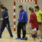 El técnico Callejo y sus jugadoras en un entrenamiento.