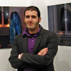 Miguel Ángel Tornero posa junto a dos de sus fotografías