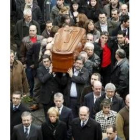 Varios dirigentes del PSOE acompañan al féretro tras el entierro