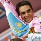 Alberto Contador se pone el jersey rosa de líder tras la etapa