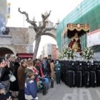 Los braceros portearon a la Virgen bajo el Arco de la Cárcel