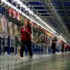 Trabajadoras de Inditex en el departamento de etiquetado de la fábrica que Zara tiene en Sabón