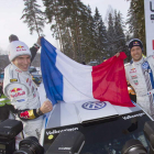 Ogier celebra con su copiloto el triunfo en el Rally de Suecia por delante de su compatriota Loeb.