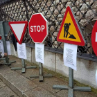 Las señales fueron colocadas en Botines antes de ser repartidas por el casco urbano de la capital. DL