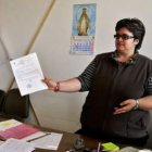 Amparo de Prada, con la hoja de incidencias.