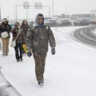 Arriba, el aeropuerto de Barajas sobre la entrada a La Moncloa. En el centro, unos obreros hacen un