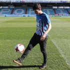 Guille Donoso se enfundó ayer por primera vez la camiseta blanquiazul en El Toralín. L. DE LA MATA