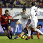 Cristiano Ronaldo regatea a los jugadores del Osasuna Ignacio Monreal y Javad Nekounam.
