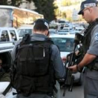 Policías israelíes realizaban ayer controles a la entrada de Jerusalén para prevenir atentados