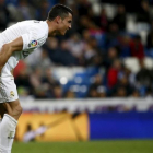 Cristiano Ronaldo se lleva las manos al muslo derecho en el partido ante el Villarreal.
