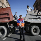 Opositores armenios bloquean una carretera.