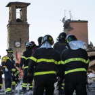 Agentes de rescate buscan entre los escombros del terremoto en la localidad de Amatrice.