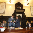 El alcalde, Arsenio García, entrega a Majo la medalla del Bimilenario de Astorga.