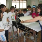 La monitora del taller prepara uno de los grabados en presencia de los alumnos del centro