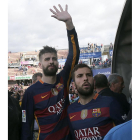 Gerard Piqué y Jordi Alba celebran con la afición la victoria frente al Granada al término del partido .
