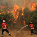 Bomberos tratan de extinguir las llamas del incendio que arrasa el Algarve portugués, este martes. /