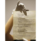 Un empleado de Sotheby's muestra el manuscrito de 'A hard rain's a-gonna fall' de Bob Dylan.