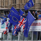 Manifestantes antibrexit con banderas de la UE en un trayecto por el Támesis, en Londres, el 19 de agosto.