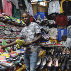Un vendedor del Toy Market, de Nairobi, en su puesto de zapatillas usadas.