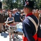 En la imagen la mujer y el hijo de Galtieri junto al féretro del ex dictador