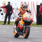 Dovizioso cruza la meta celebrando su triunfo.