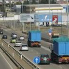 Dos camiones camino de León, por el acceso de la Nacional 120, justo después de La Virgen del Camino