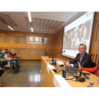 María Luisa Cardeña explica la experiencia de empleo personalizado en Sierra Pambley. RAMIRO