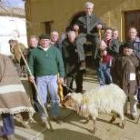 Cumpliendo la antigua tradición el mayordomo de la cofradía fue llevado en volandas por los vecinos