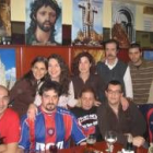 Un grupo de seguidores de Alatriste, llegados de todo el mundo, tomando un vino en un bar de León
