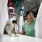 Trabajadores fabricando ropa en la mayor empresa de confección china, la Youngor Group en Ningbo.