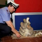 Un policía italiano inspecciona los fragmentos de la mano del Neptuno