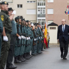 El ministro del Interior, Jorge Fernández Díaz, pasa revista a su llegada a los guardias civiles del cuartel de Vitoria, este jueves.
