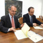 Francisco Carrión y José Luis Torres, durante la firma del convenio