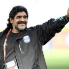 Diego Armando Maradona saludando a la afición.