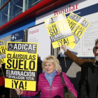 Miembros de Adicae se manifiestan en Madrid por las cláusulas suelo.