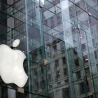 El logo de Apple, en la tienda de la compañía en Nueva York.