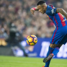 Neymar controla el balón en el Barça-Granada del Camp Nou.